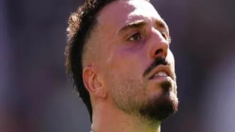 法国队对阵克罗地亚主场海报亮相：姆巴佩与莫德里奇璀璨同框